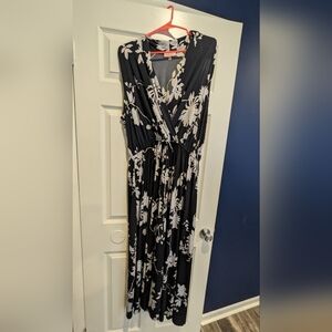 3X Maxi sleeveless navy/white floral dress